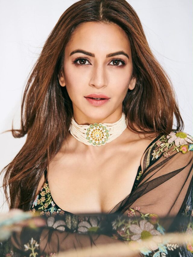 Kriti Kharbanda's saree look is glamorous